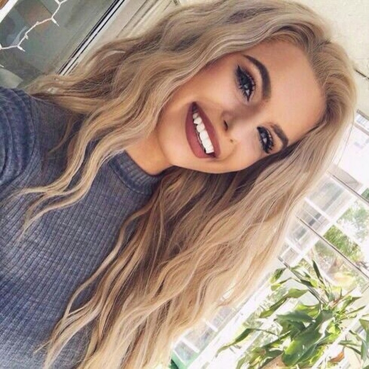 Блондинка селфи