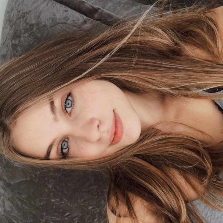 Девушка с русыми волосами селфи