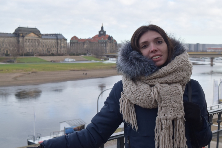 Красивая брюнетка в оранжевом