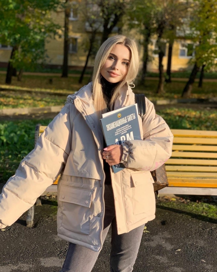 Анастасия Уколова в постели позирует топлес