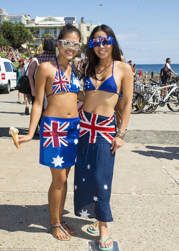 Эмили Сирс в платье+18