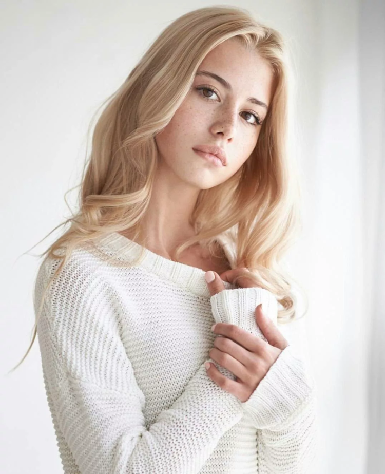 Блондинка в цветах