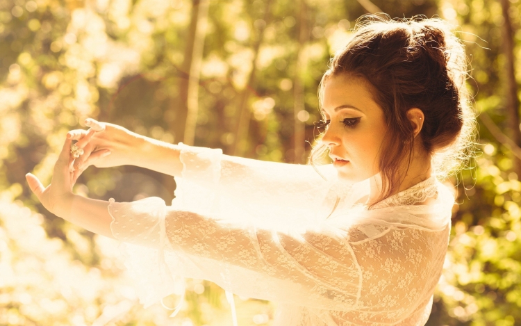 Девушка в шляпке с цветами