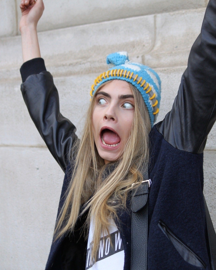 Кара Делевинь кривляется