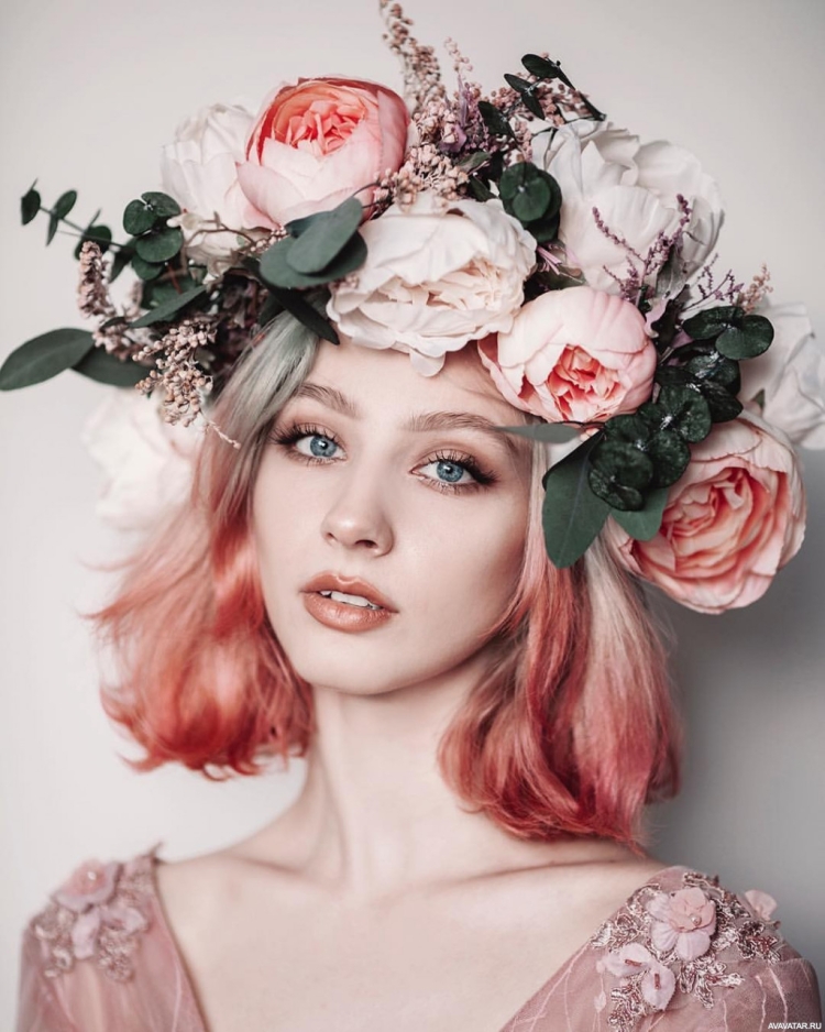 Портрет с цветами в волосах