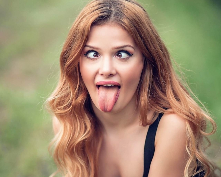 Девушка смеется