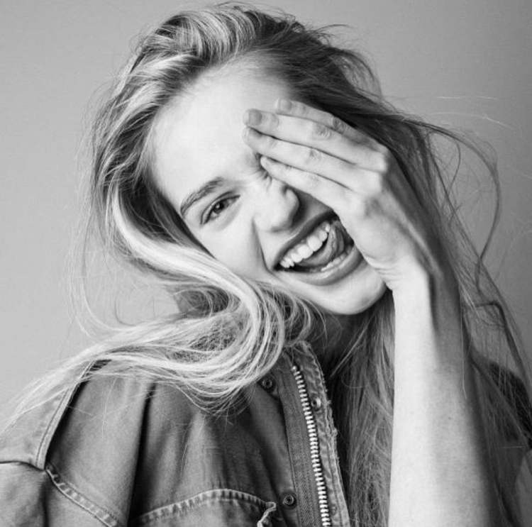 Девушка эмоции