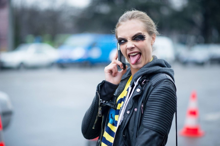 Кара Делевинь кривляется