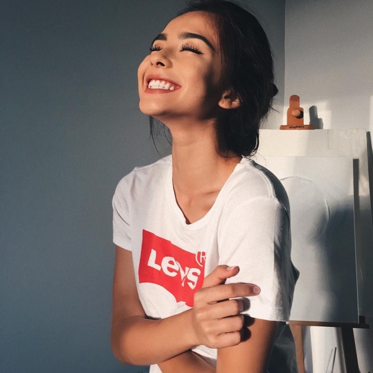 Девушка улыбается Эстетика