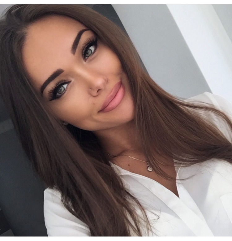 Пухлые губы у девушки