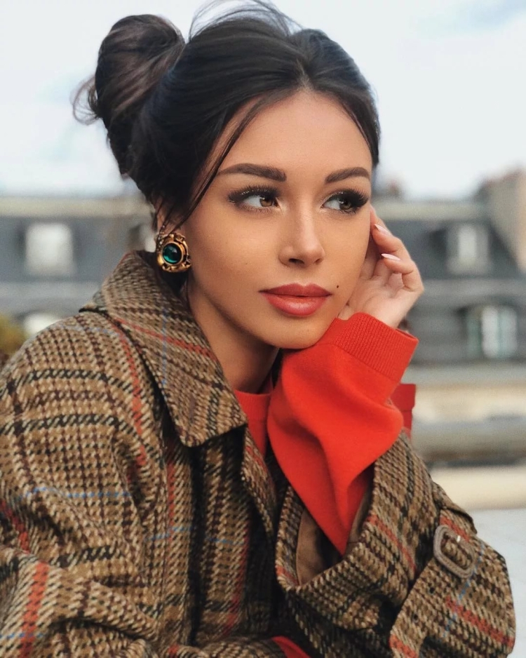 Аватарка Инстаграм для девушки брюнетка