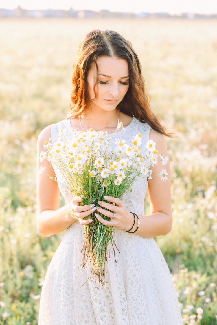Фотосессия в ромашковом поле