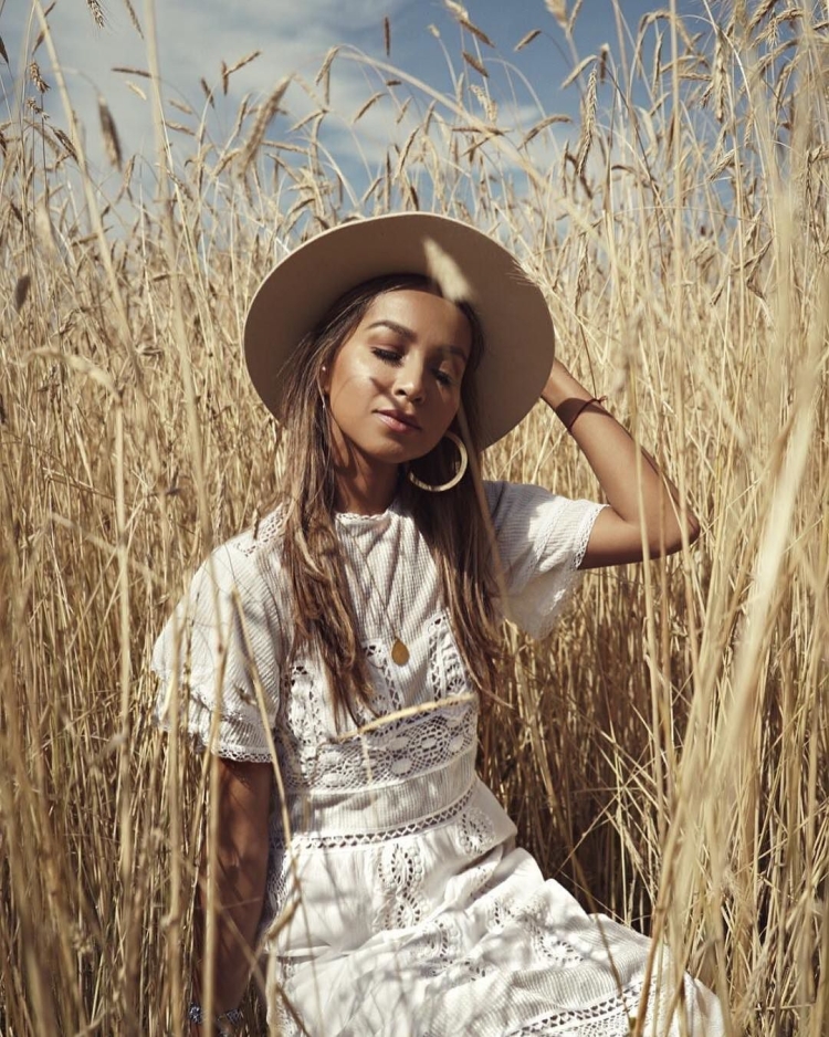 Девушка в соломенной шляпе