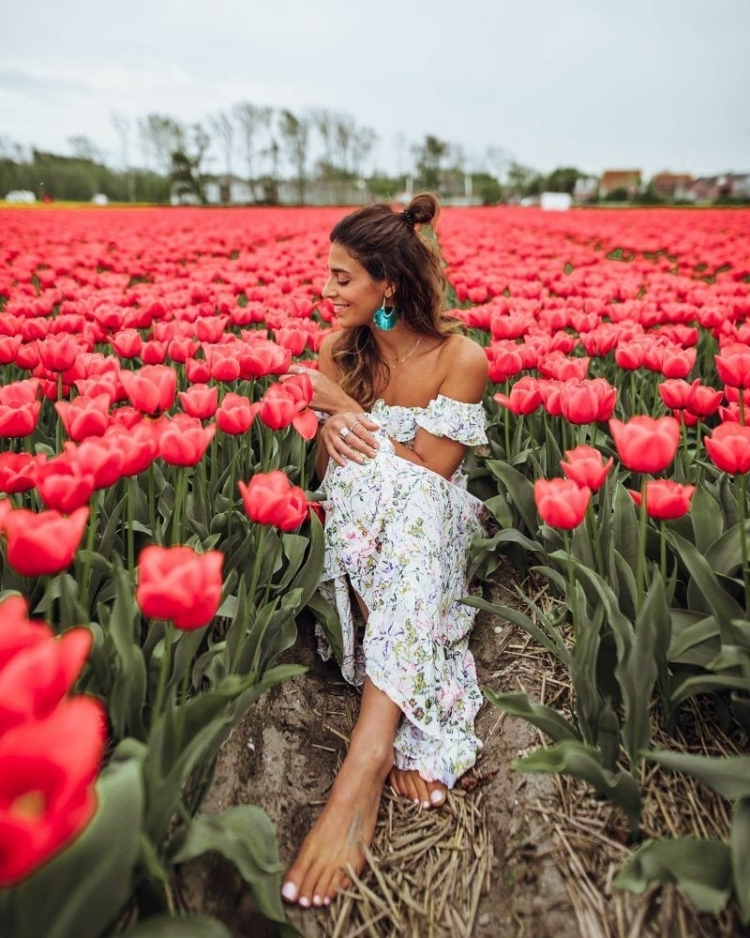 Девушка с тюльпанами