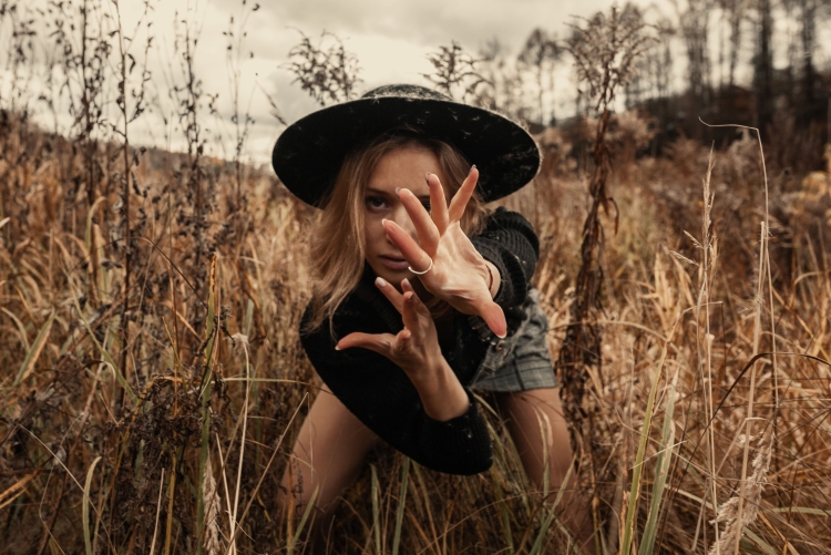 Мрачная фотосессия в поле