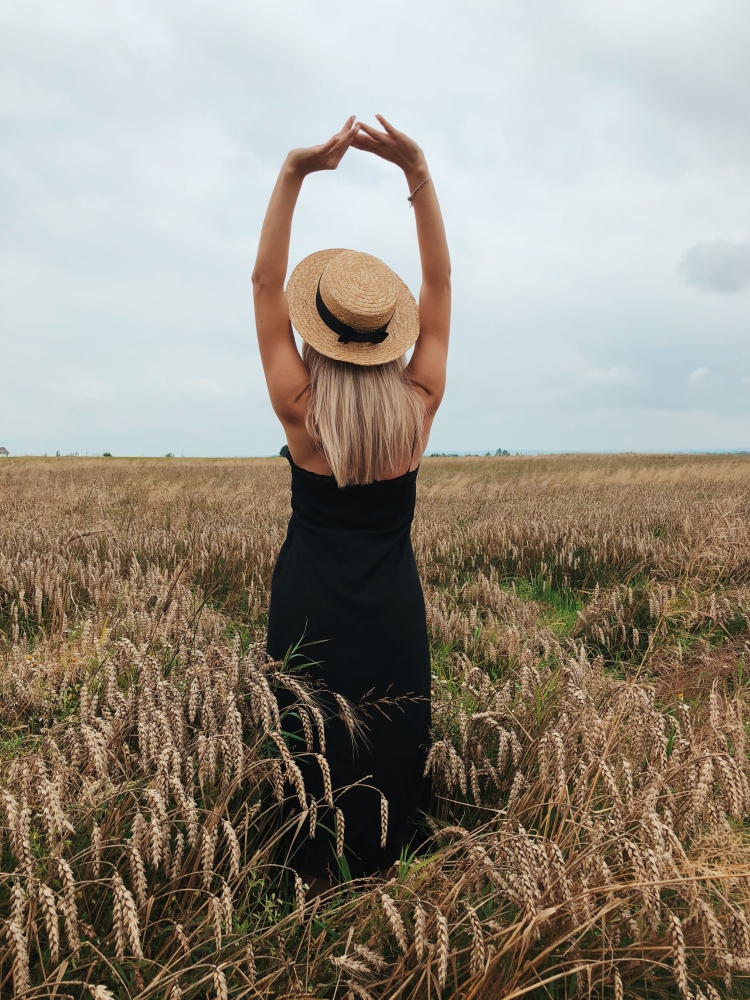 Девушка в шляпе в поле