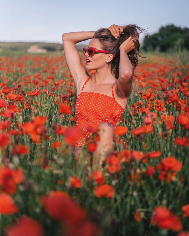Девушка в маковом поле