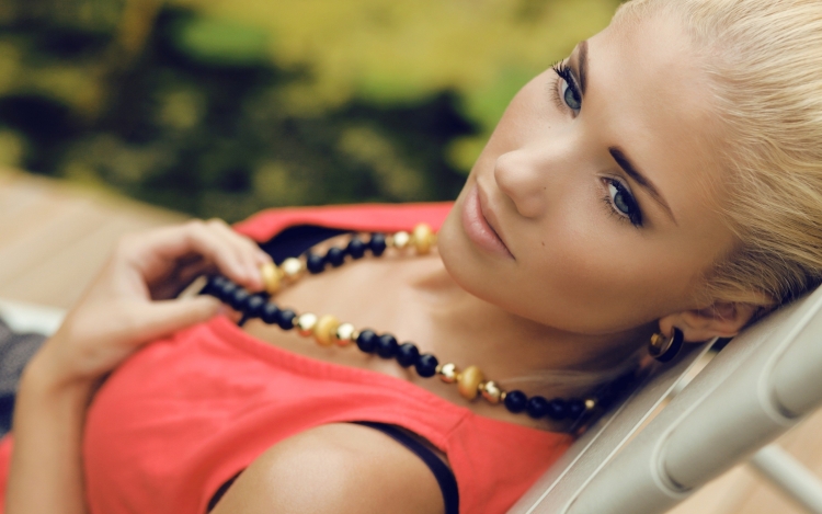 Девушка в солнцезащитных очках