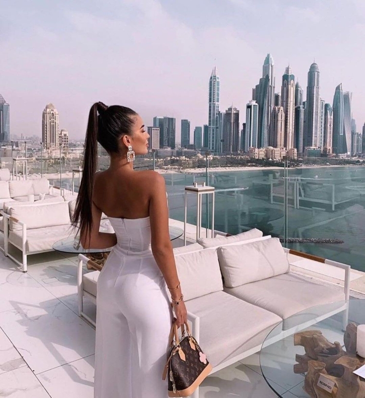 Девушка с цветком