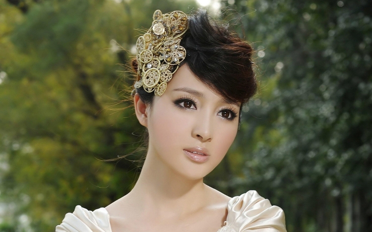 Красивые азиатки в купальниках