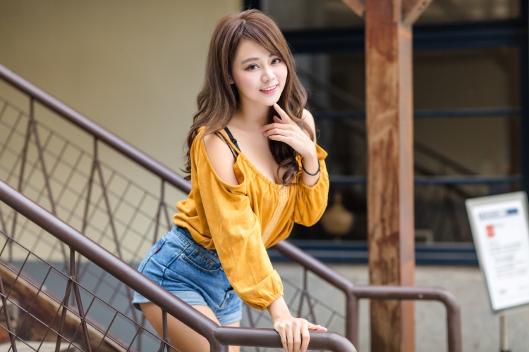 Красивые азиатские девушки с большими