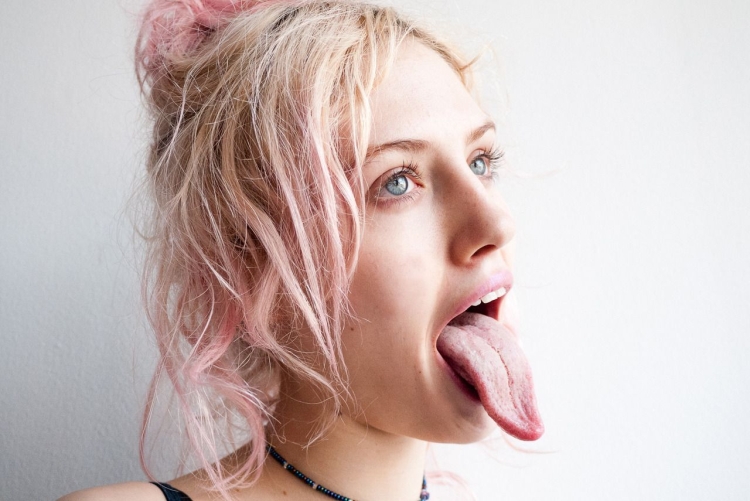 Женщина с высунутым языком