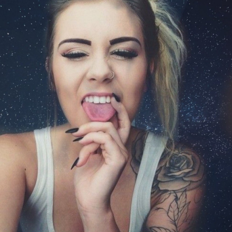 Игривая девушка