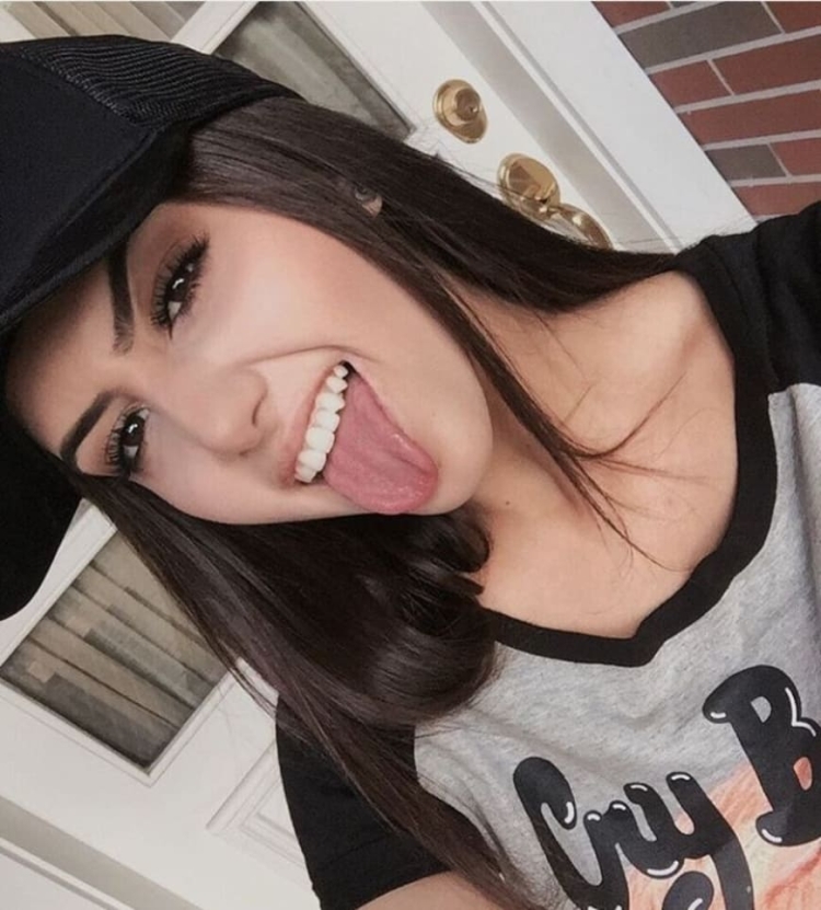 Девушка с высунутым языком