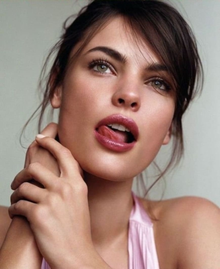 Девушка с приоткрытым ртом