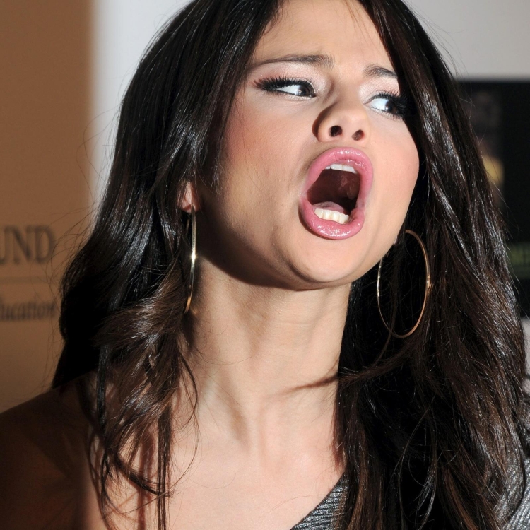 Девушка подмигивает