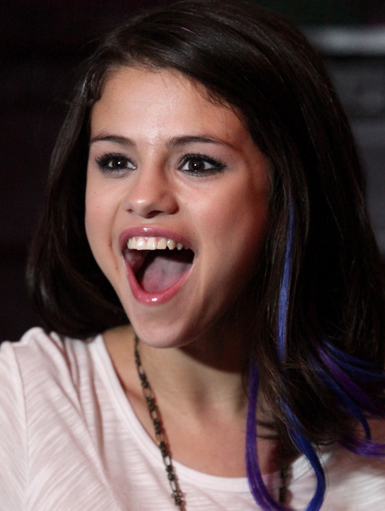 Красивые девушки с высунутым языком