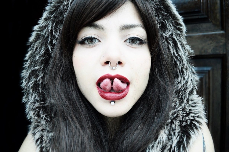 Селена Гомес с открытым ртом