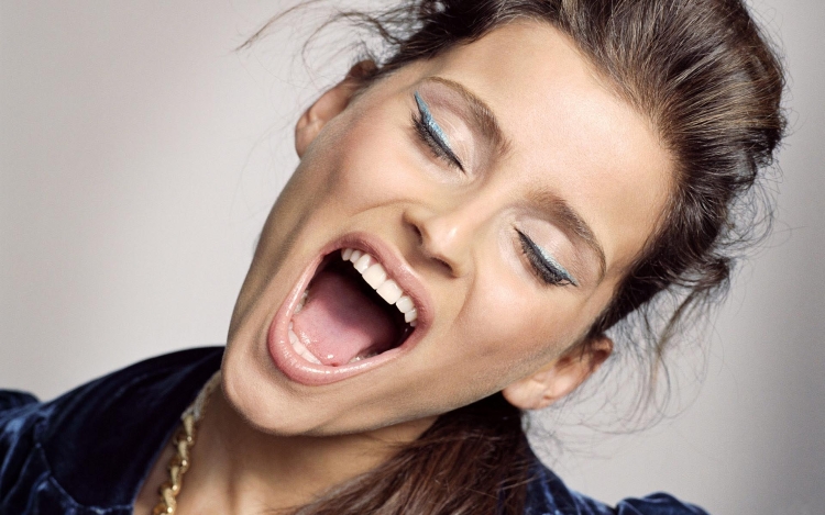 Девушка в очках с высунутым языком