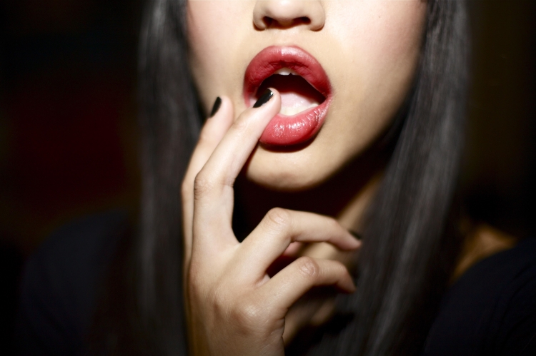 Девушка облизывается