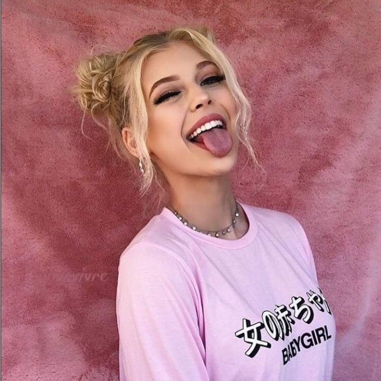 Девушка с высунутым языком