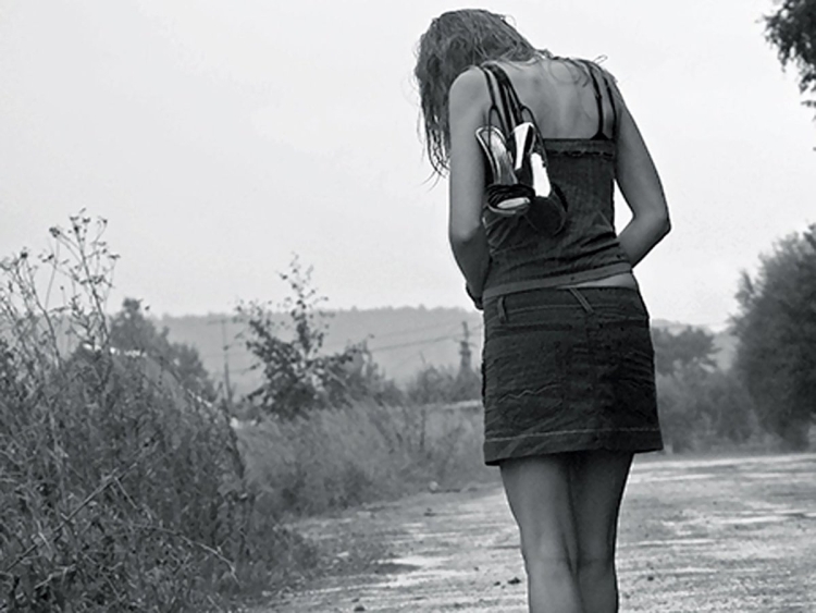 Уходящая девушка со спины