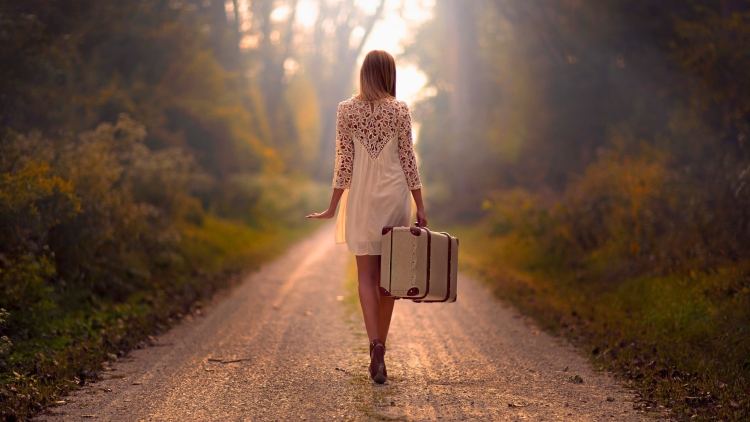 Уходящая девушка