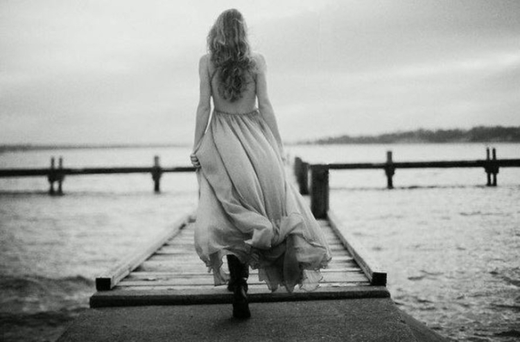 Уходящая женщина