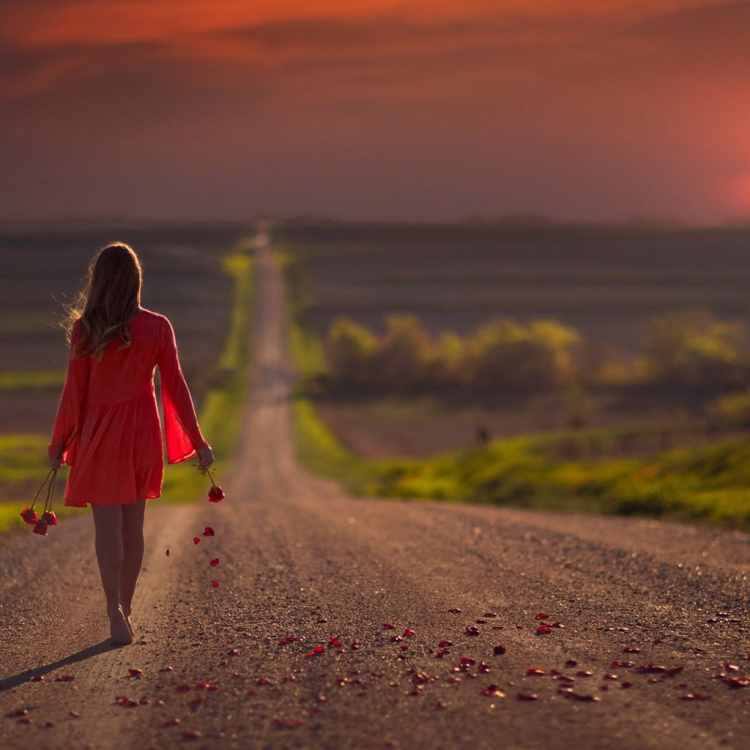 Девушка уходит в даль