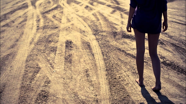 Девушка уходит