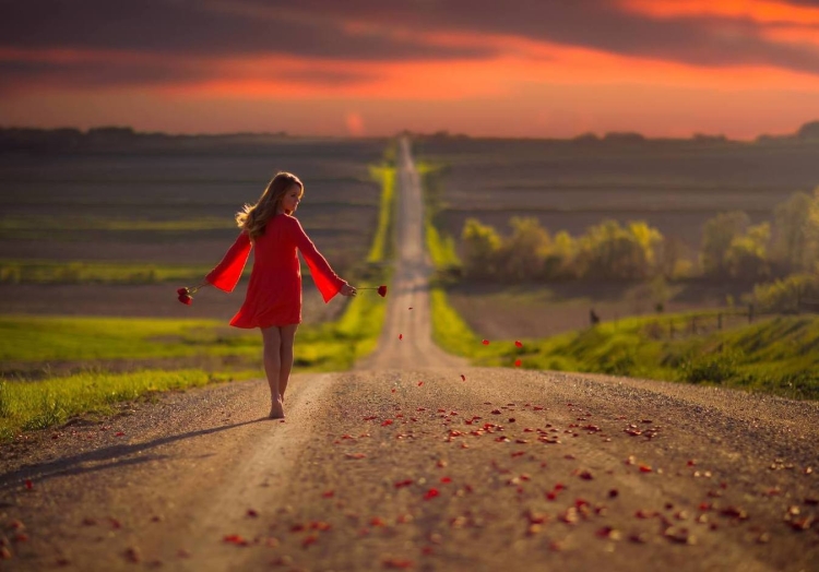 Девушка уходящая вдаль