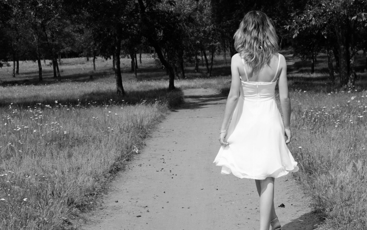 Красивая девушка уходит