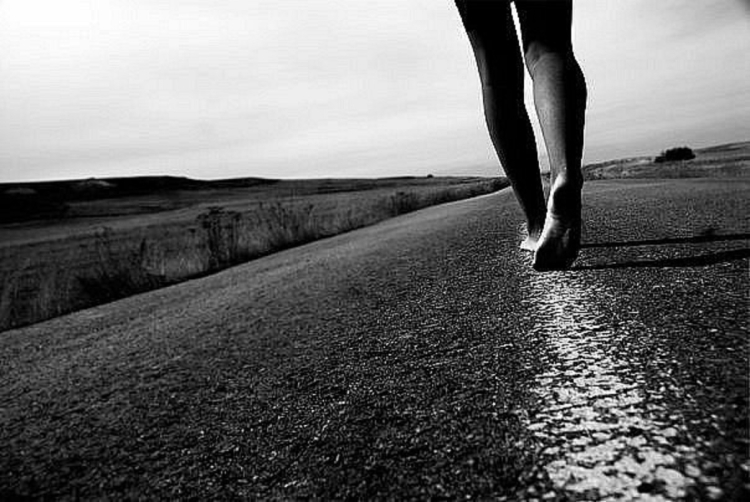 Силуэт уходящей женщины