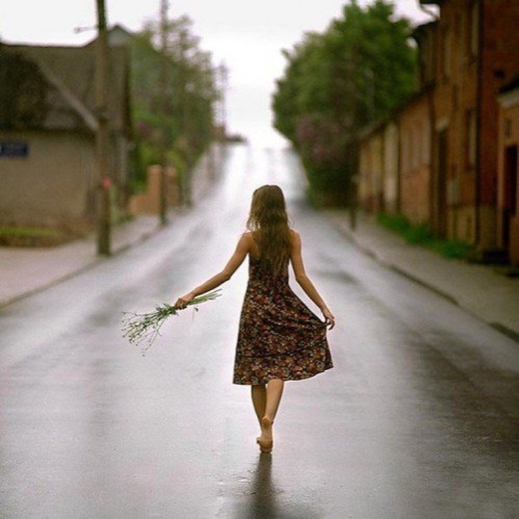 Девушка уходящей