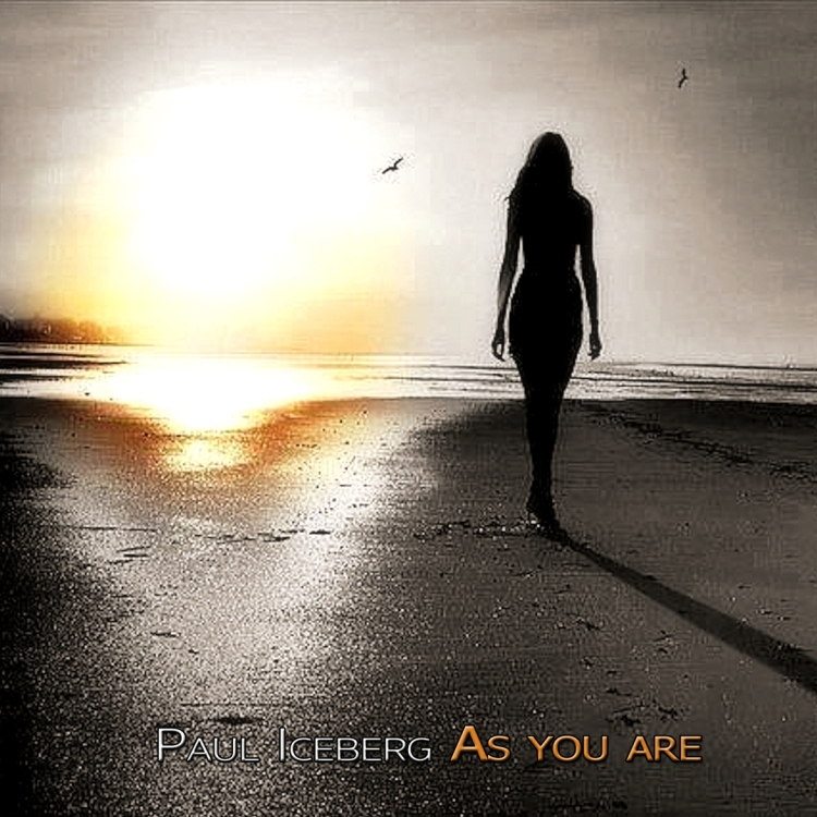 Девушка уходящая в лес