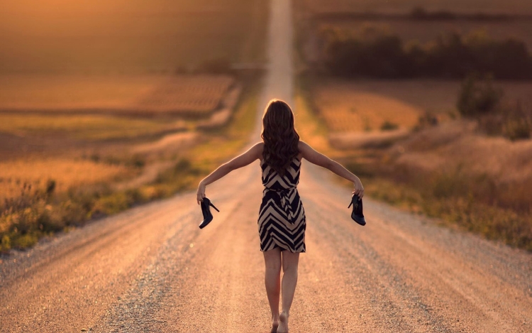 Девушка уходит из дома