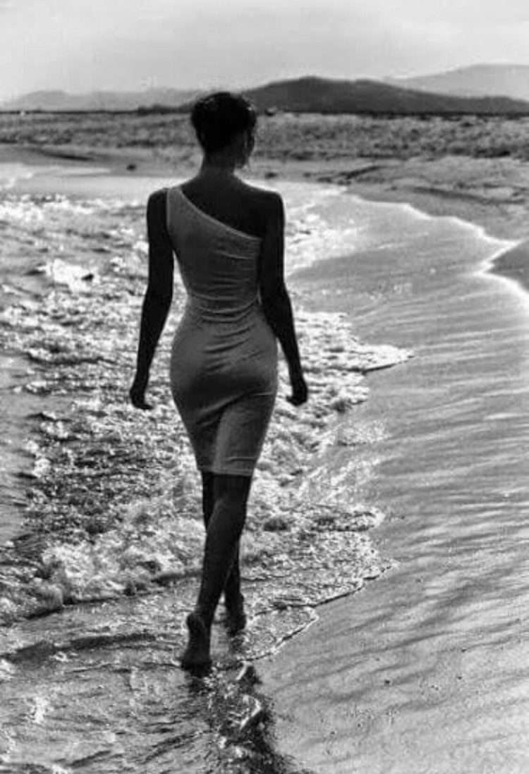 Уходящая девушка