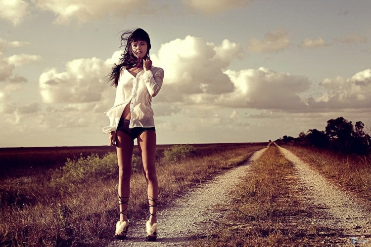 Фото уходящей девушки от первого лица