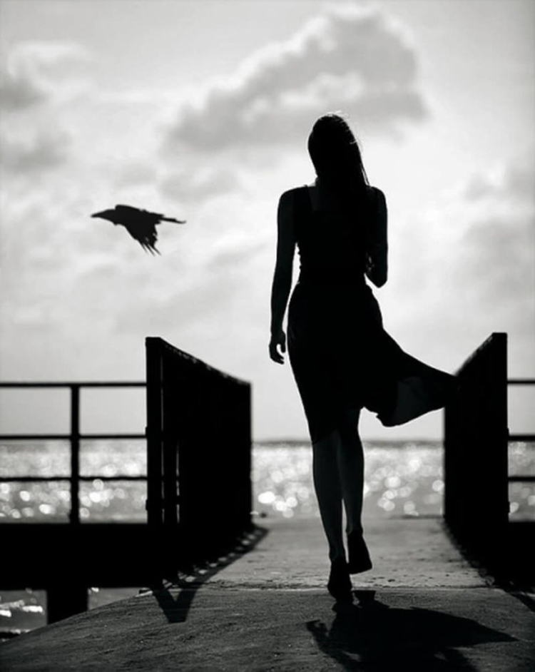 Блондинка на дороге