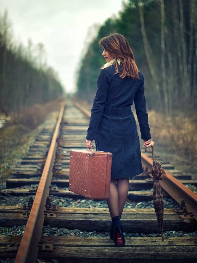 Девушка идет по дороге